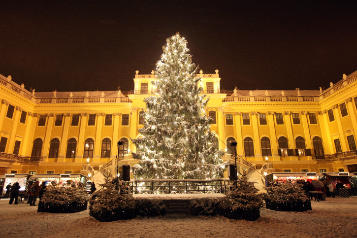 Weihnachtsmarkt Wien vor dem Schloß Schönbrunn