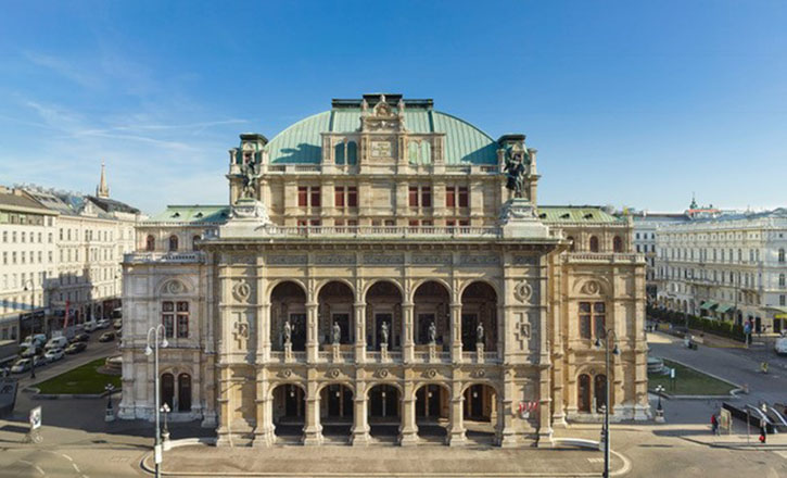 Die Staatsoper Wien Frontansicht mit den 5 Bronzefiguren