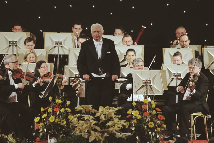 Gert Hofbauer conducting the Vienna Hofburg Orchestra on New Year´s Eve