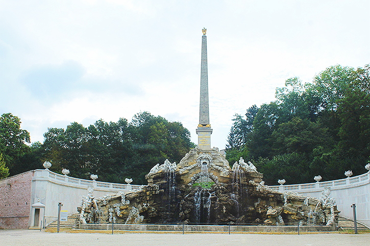 Schloss Schönbrunn in Wien mit Blick auf die Gartenanlage und die Stadt im Hintergrund