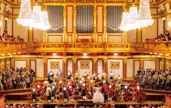 Konzert im Goldenen Saal des Musikvereins mit Musikern in historischen Kostümen.