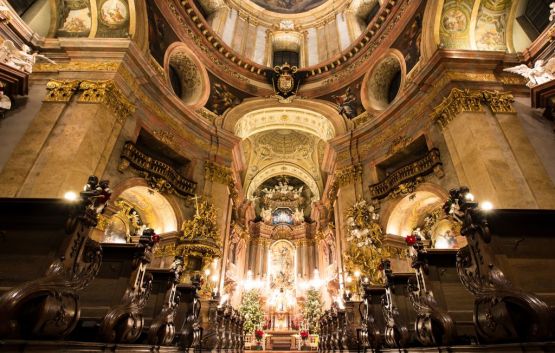 Prunkvolle barocke Kirche mit verzierten Altären und goldenen Verzierungen.