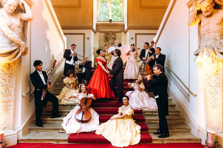 Künstler des Wiener Residenz Orchesters auf den Stiegen des Palais Auersperg