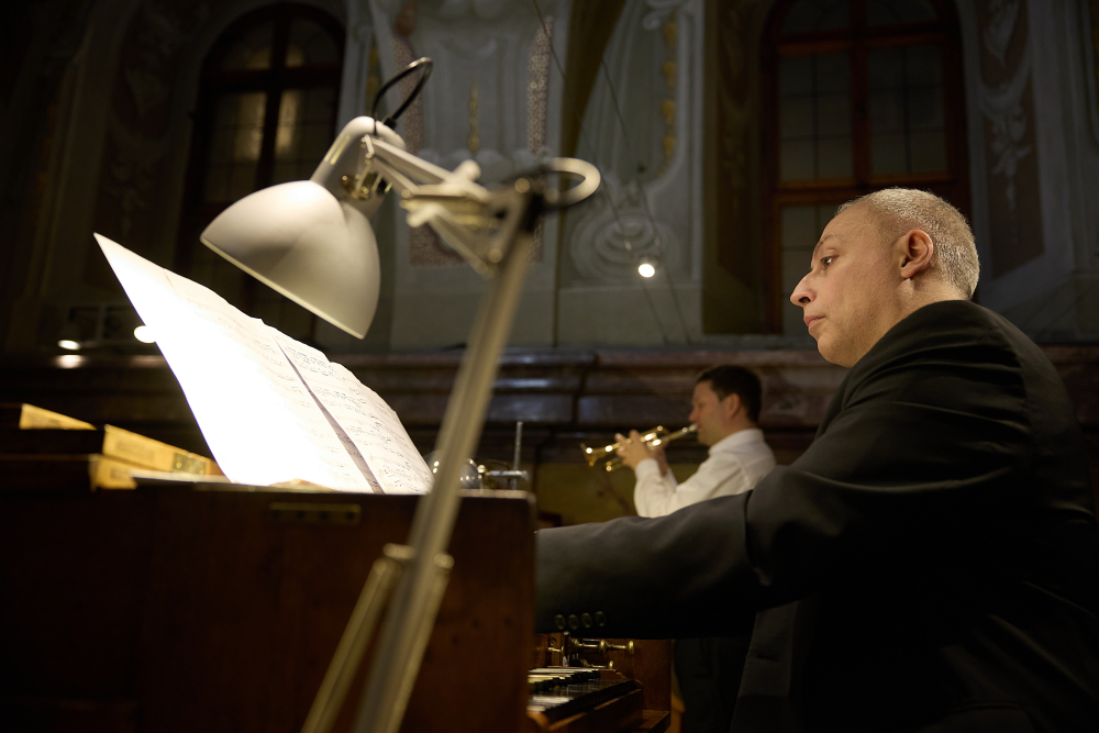 Ein Musiker an der Orgel