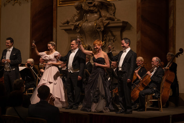 Sänger und Musiker des Wiener Hofburg Orchesters bei einer festlichen Aufführung, begleitet von einem Streichorchester