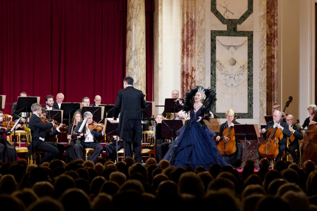 Das Wiener Hofburg Orchester mit einer Sopranistin während einer Aufführung im Festsaal