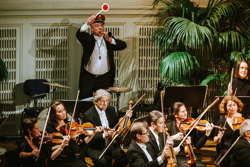 Das Wiener Hofburg Orchester mit einer Sopranistin während einer Aufführung im Festsaal