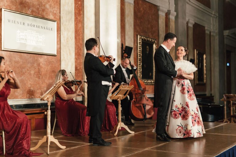 Musiker und Tänzer bei einer klassischen Aufführung mit dem Wiener Residenzorchester in der Wiener Börse