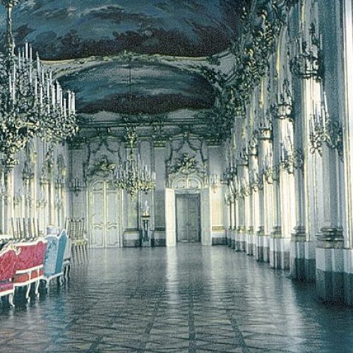 Spiegelsaal von Schloss Schönbrunn mit barocker Ausstattung und eleganten Kronleuchtern